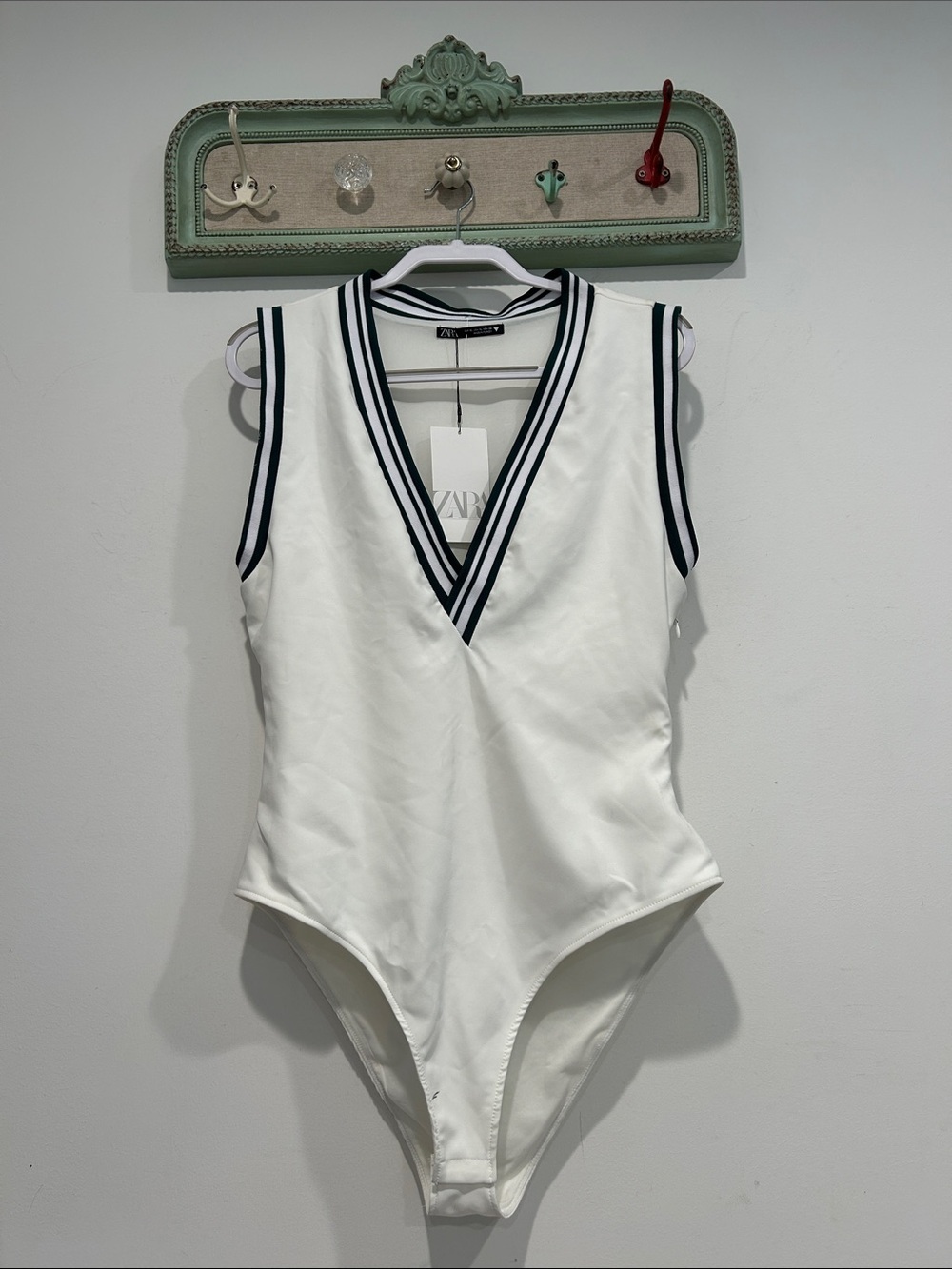 Zara women’s XL White Sleeveless V-Neck One-Piece green emerald Trim bodysuit